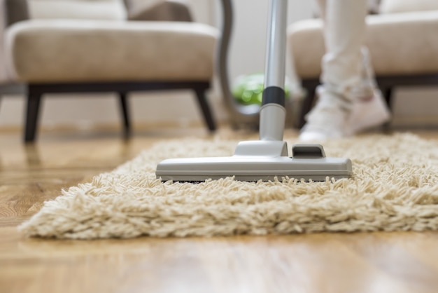 Photo gratuite gros plan d'un aspirateur dans un salon