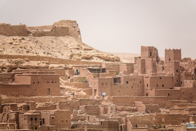 Photo gratuit gros plan de bâtiments en béton sous le soleil au maroc