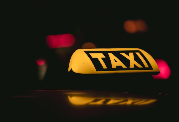 Photo gratuit gros plan du panneau de taxi placé