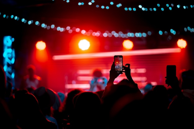 Photo gratuite gros plan de l'enregistrement vidéo avec smartphone lors d'un concert