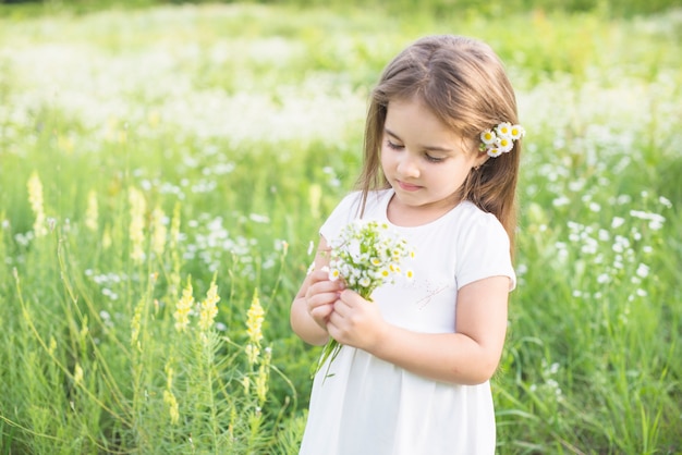 Photo gratuite gros plan, girl, ramassage, blanc, fleurs, main