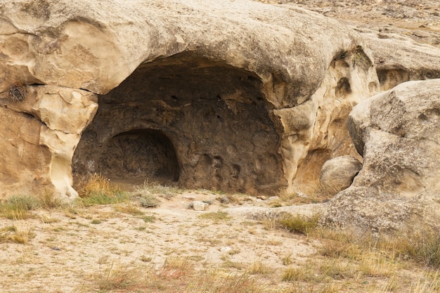 Photo gratuite gros plan d'une grotte à la campagne