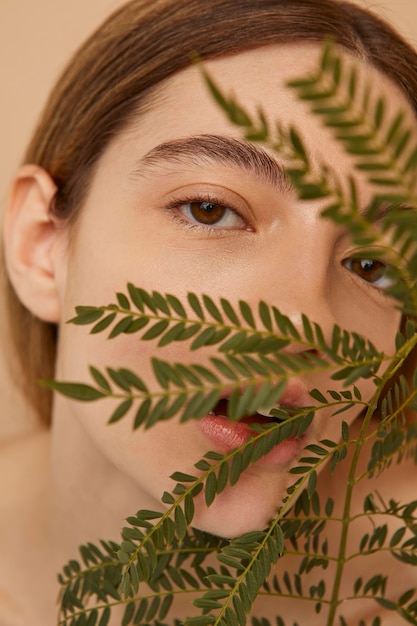 Photo gratuite gros plan modèle posant avec des brindilles