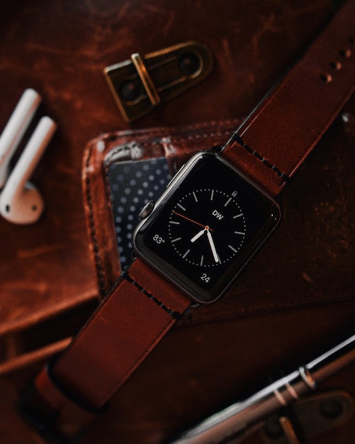 Photo gratuit gros plan d'une montre numérique noir cool moderne avec un bracelet en cuir marron