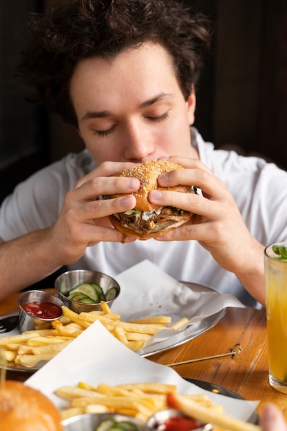 Photo gratuite gros plan sur une personne appréciant la nourriture