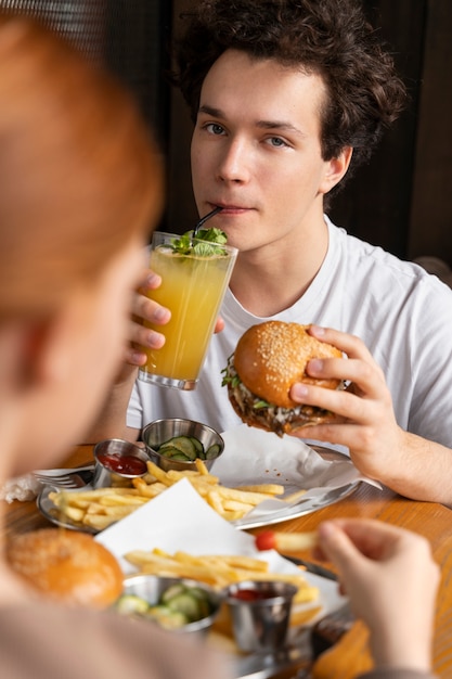 Photo gratuite gros plan sur une personne appréciant la nourriture