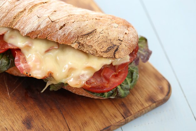 Gros sandwich végétalien avec des légumes sur une table en bois