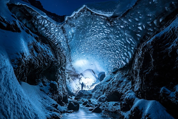 Photo gratuite grotte de neige noire et blanche