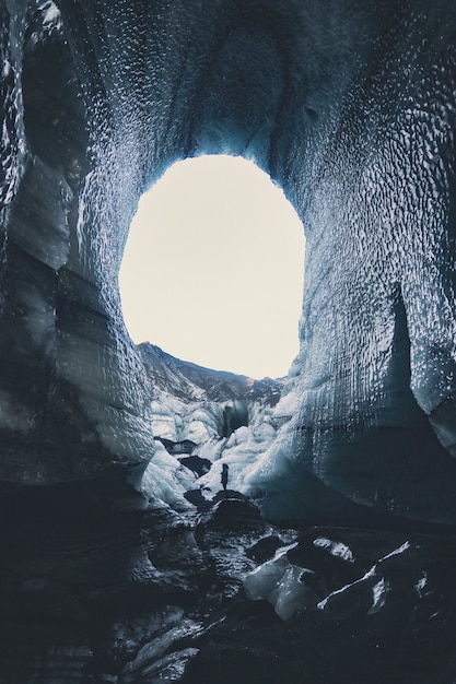 Photo gratuite grotte avec de la neige pendant la journée