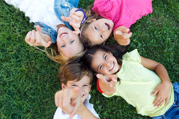 Photo gratuit un groupe d&#39;enfants s&#39;amuse dans le parc.