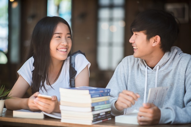 Photo gratuite groupe d'étudiants heureux amis parler de connaissances au café