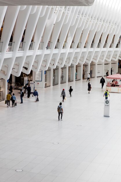 Groupe de personnes dans une composition de ville