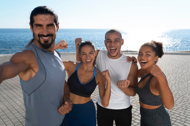 Groupe de personnes prenant un selfie en faisant de l'exercice ensemble à l'extérieur