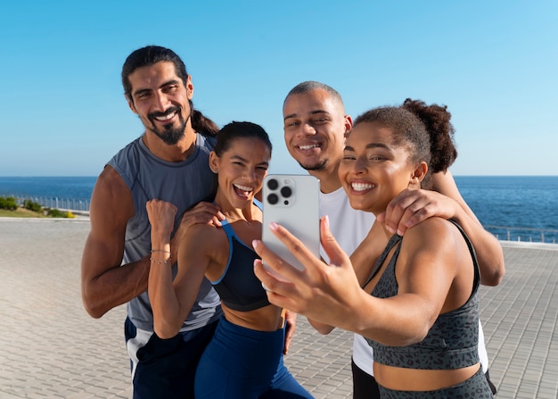 Groupe de personnes prenant un selfie en faisant de l'exercice ensemble à l'extérieur