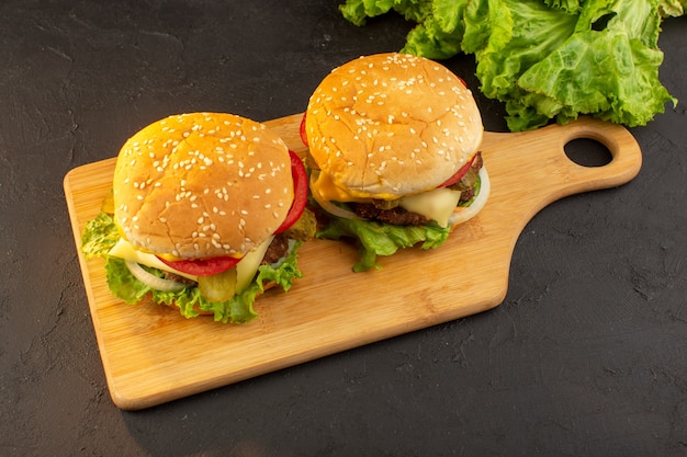 Photo gratuite un hamburger de poulet avec du fromage et une salade verte