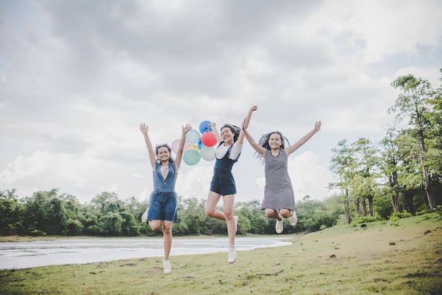 Photo gratuit heureux amis adolescents souriant à l&#39;extérieur au parc