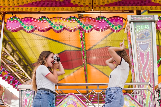 Photo gratuit heureux amis dans l&#39;amusement par