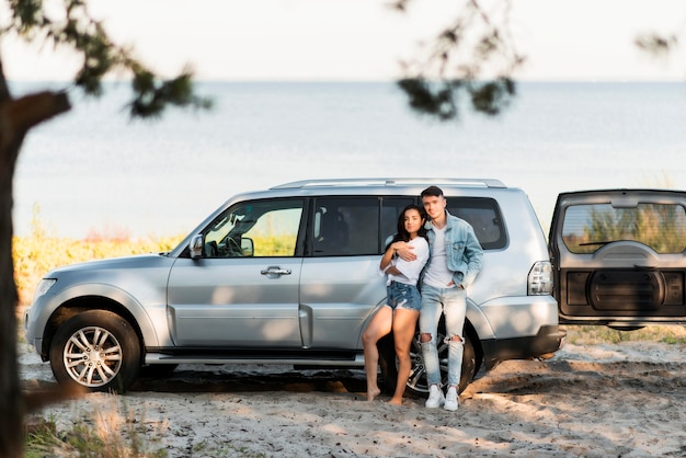 Photo gratuit heureux couple de touristes à côté de la mer