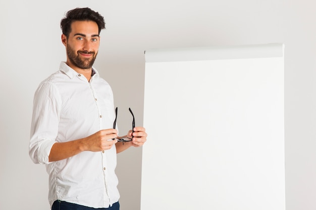 Photo gratuite homme d'affaires moderne posant avec blanc