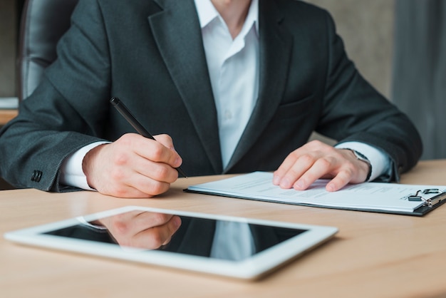 Photo gratuit homme d&#39;affaires travaillant dans un bureau