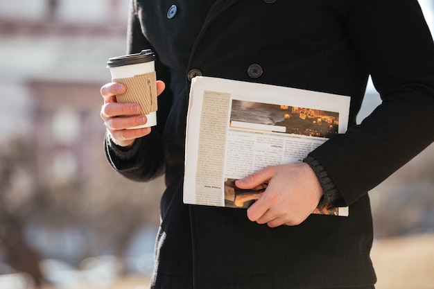 Photo gratuite homme, café, journal, marche, ville