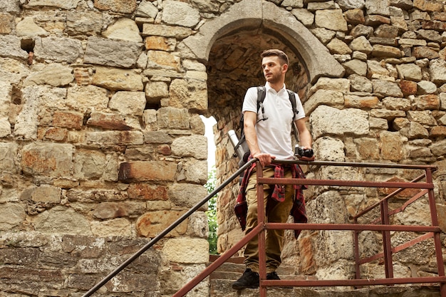 Photo gratuite homme avec caméra sur les escaliers du château