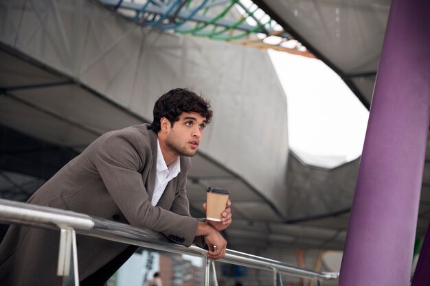 Homme de coup moyen avec une tasse de café