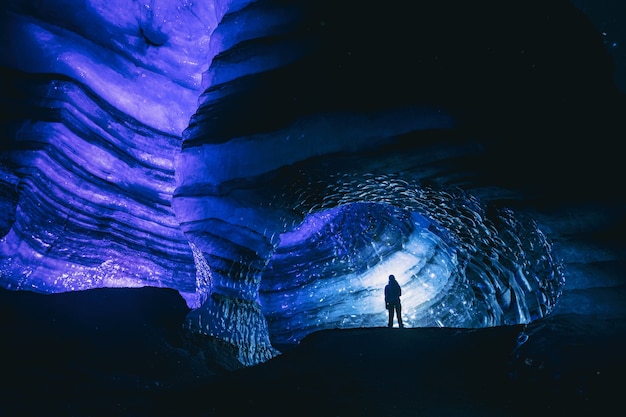 Photo gratuite homme debout à l'intérieur de la grotte