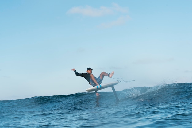 Photo gratuite homme en équipement spécial surf à hawaii