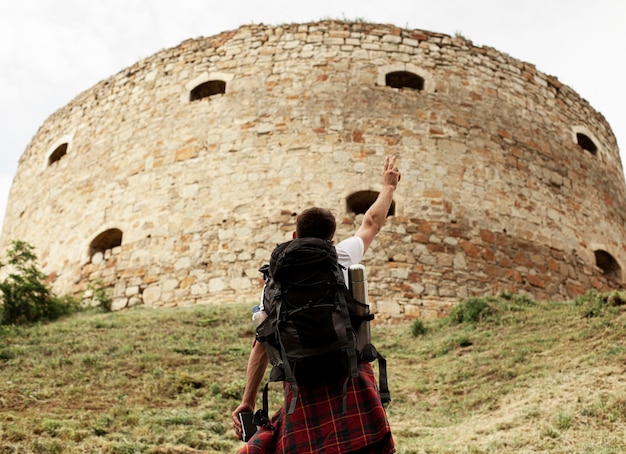 Photo gratuite homme à faible angle explorant les ruines