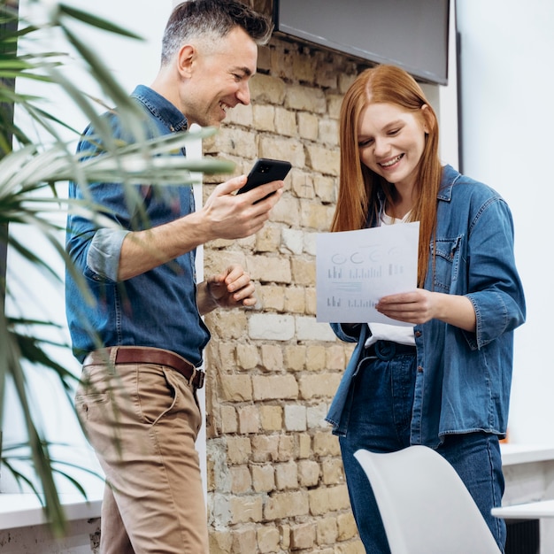 Homme et femme parlant de travail