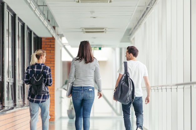 Photo gratuite homme et femme avec des sacs à dos