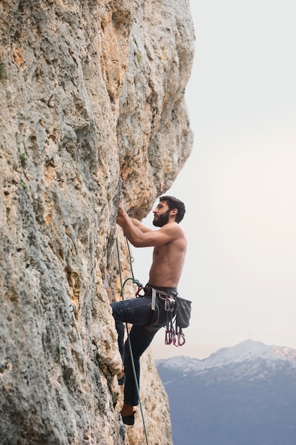 Photo gratuite homme fort s'élevant sur une montagne