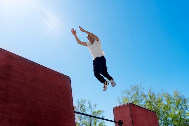 Photo gratuite homme plein coup faisant du parkour