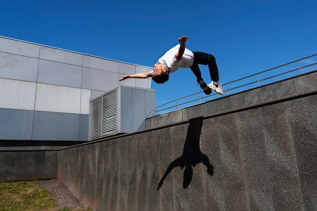 Homme plein coup faisant une formation de parkour