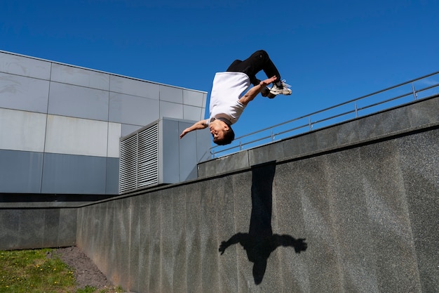 Photo gratuite homme plein coup faisant une formation de parkour