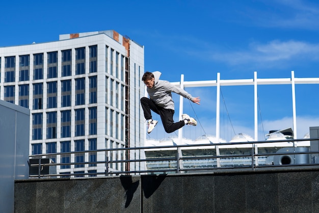 Photo gratuite homme en pleine forme faisant de l'entraînement de parkour