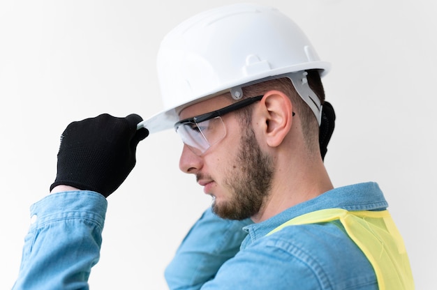 Photo gratuite homme portant un équipement de protection industriel spécial