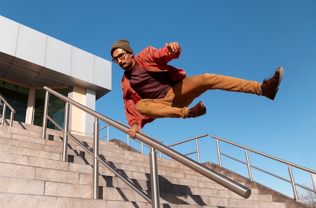 Photo gratuite homme sautant en faisant du parkour