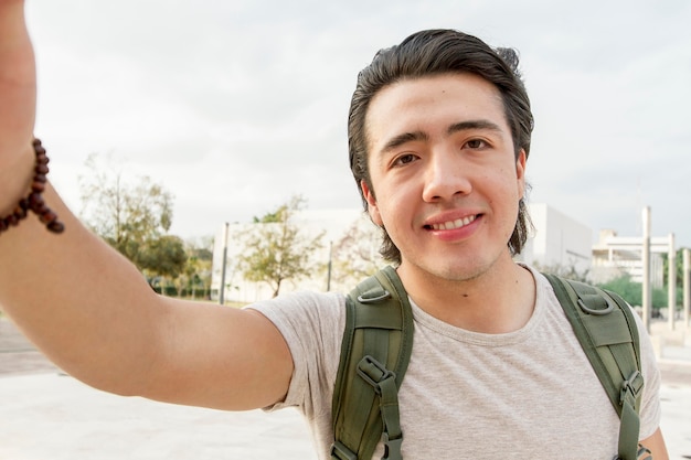 Photo gratuite homme smiley avec sac à dos