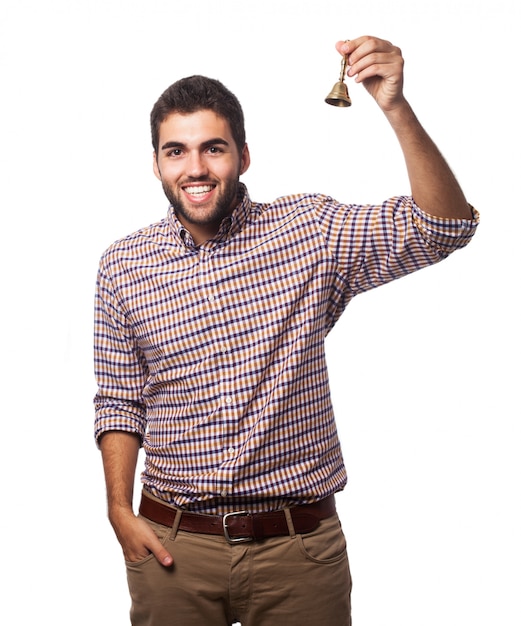 Homme souriant avec une cloche à la main