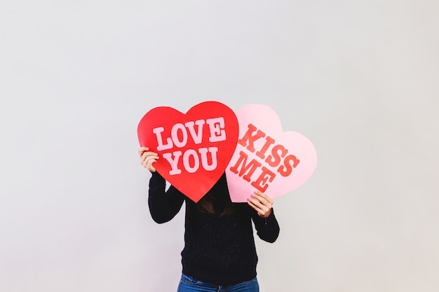 Photo gratuite homme tenant des coeurs avec des messages d'amour