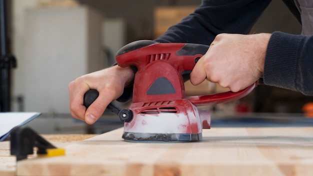 Photo gratuite homme travaillant dans un entrepôt de panneaux mdf