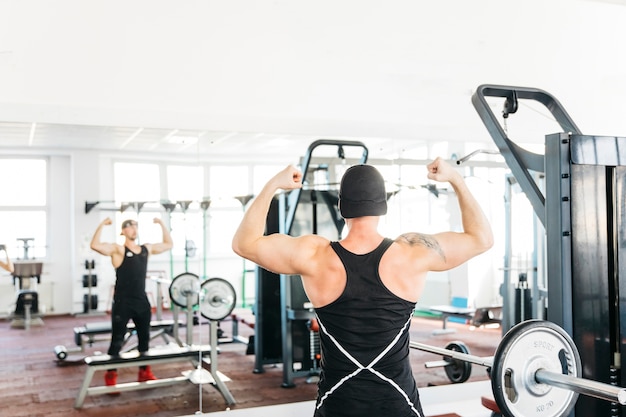 Photo gratuite homme travaillant dans la salle de gym