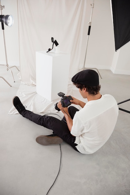 Photo gratuit homme travaillant dans son studio de photographie