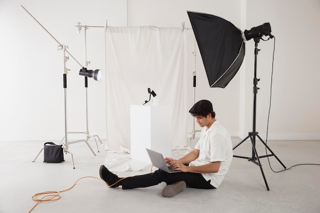 Photo gratuit homme travaillant dans son studio de photographie