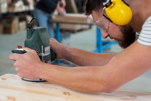 Photo gratuite homme travaillant sur la découpe de panneaux mdf