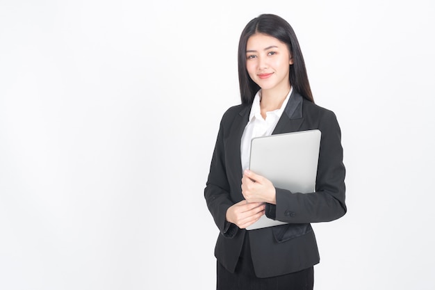 hommes d&#39;affaires de style de vie tenant un ordinateur portable sur le bureau