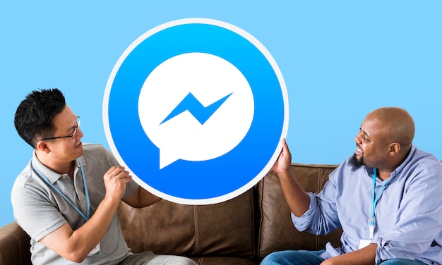 Photo gratuite hommes montrant une icône facebook messenger