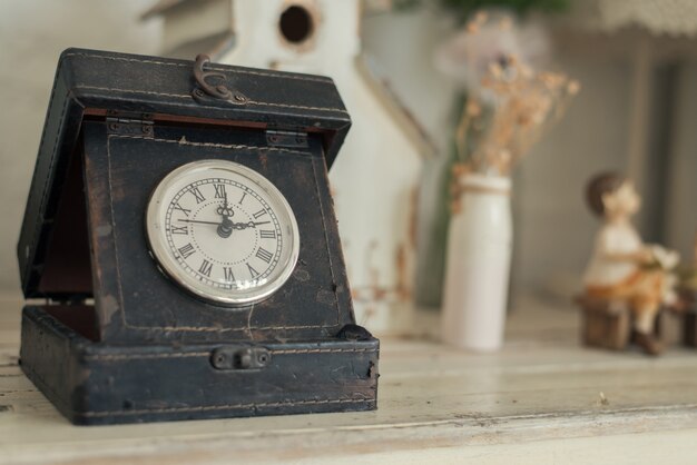 horloge sur un fond en bois.